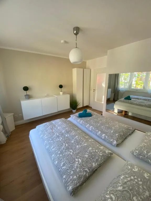 Image of “GREENSUN-HOMES” Messe, Flughafen und Zentrums nah, Ruhig, Modern, schnelles WLAN, Balkon und Küche, freies Parken, 4 Schlafplätze möglich