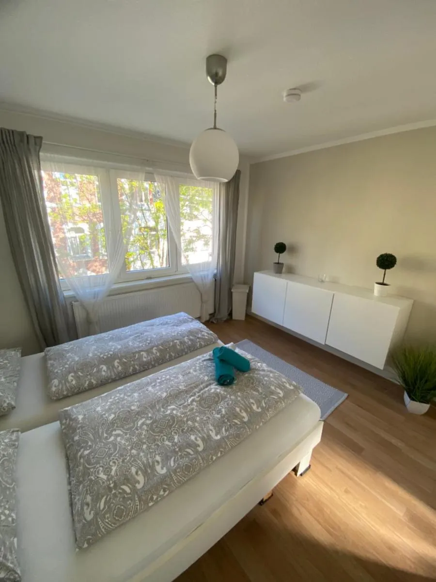 Image 1 of “GREENSUN-HOMES” Messe, Flughafen und Zentrums nah, Ruhig, Modern, schnelles WLAN, Balkon und Küche, freies Parken, 4 Schlafplätze möglich