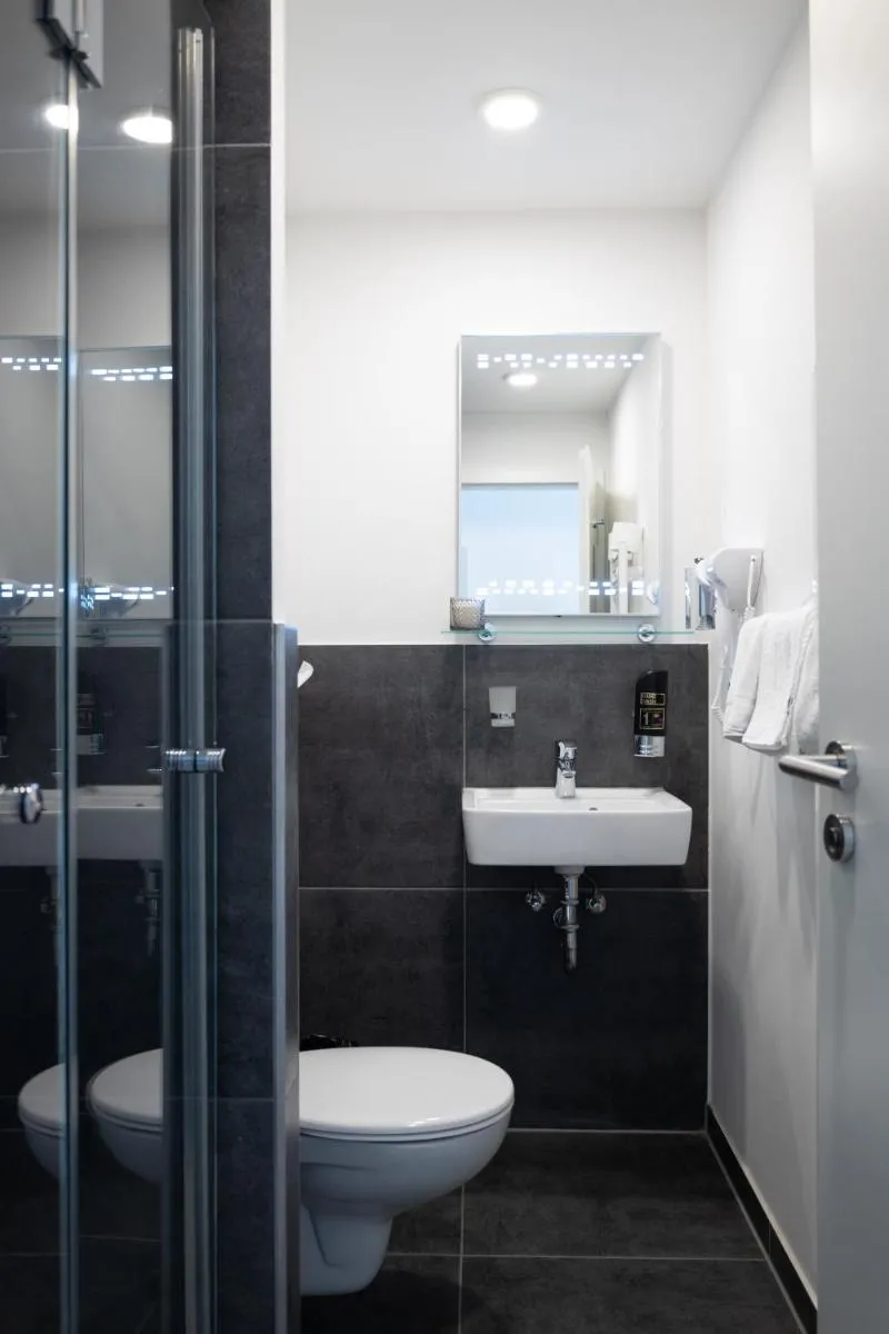 Image 3 of Hotel Innception