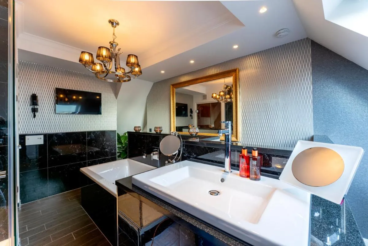 Image 2 of La Belle 10