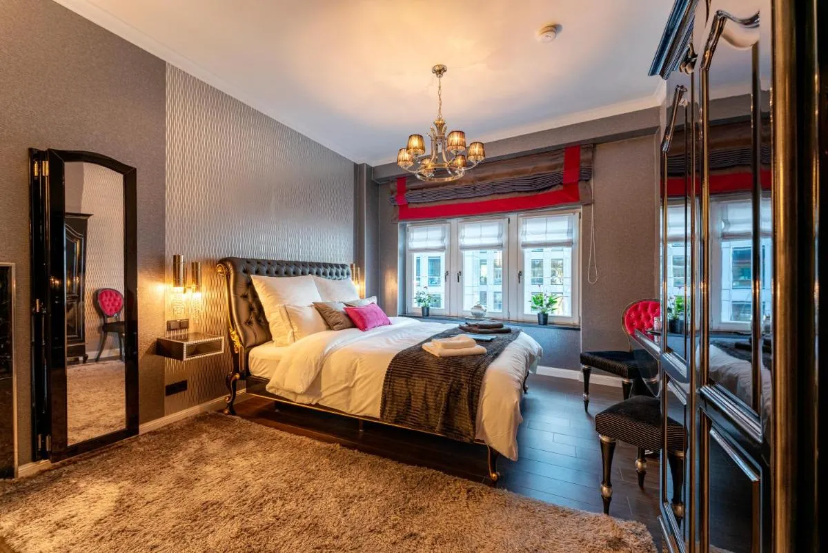 Image 1 of La Belle 10