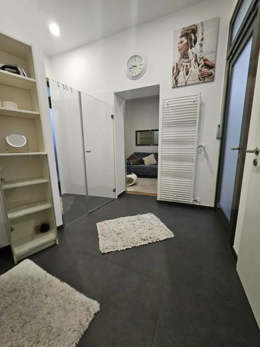 Image 4 of La Petite Blanche