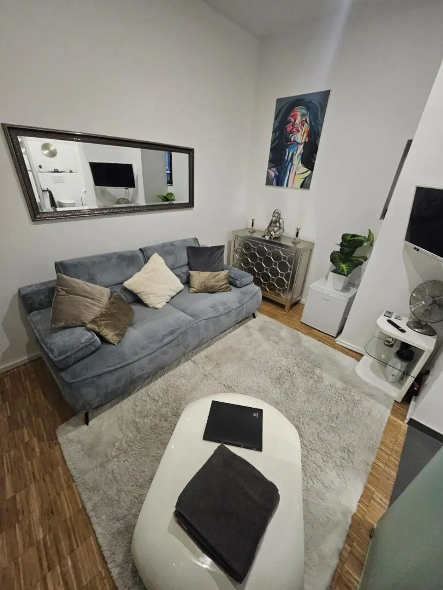 Image 5 of La Petite Blanche