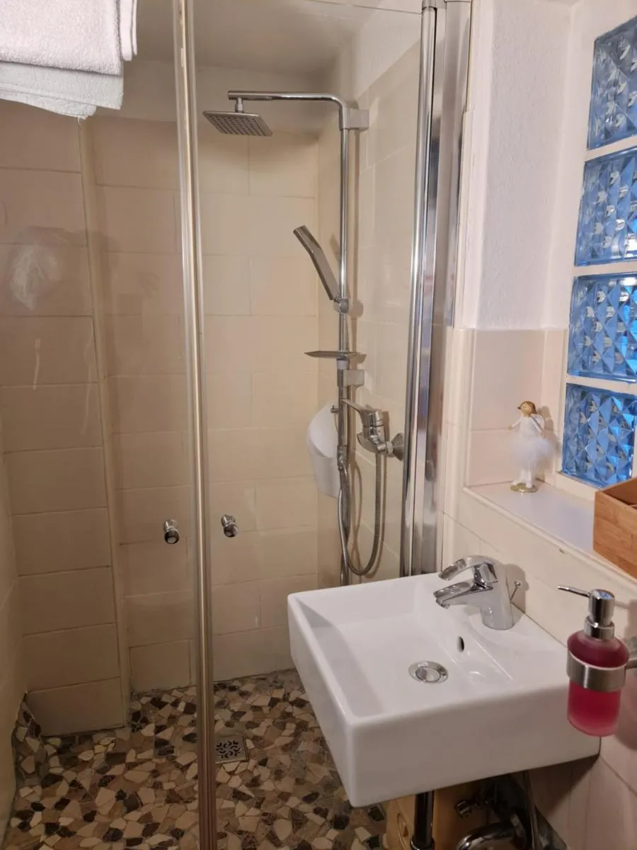 Image 2 of Schönste Lage am Rhein, behagliches Haus mit Kamin.