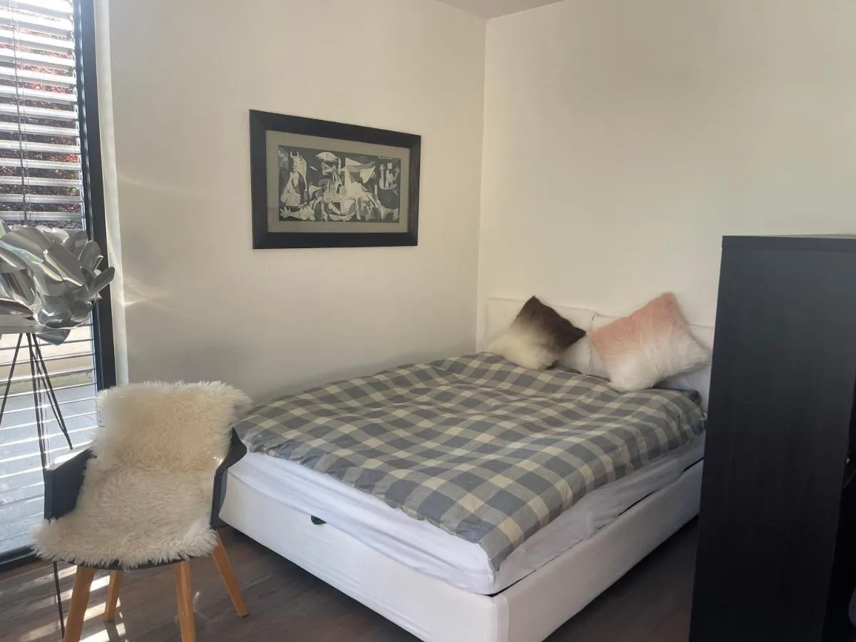 Image 1 of Zum EM Stadion zu Fuß – Luxus im Grünen